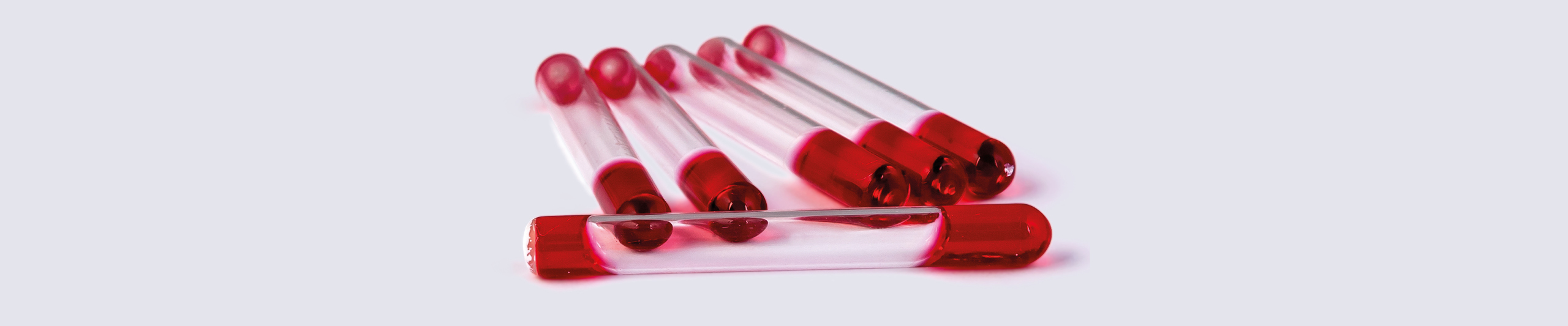 Seks røde indikatorer til tørsterilisation (Sterilizer Control Tubes fra Albert Browne) (Klarere farver, massiv grå baggrund) 1